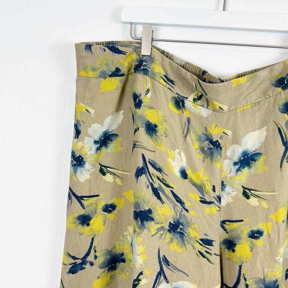 Lane Bryant High Rise Cropped Pants Size 26/28 Linen / Rayon Blend Floral - Picture 2 of 5
